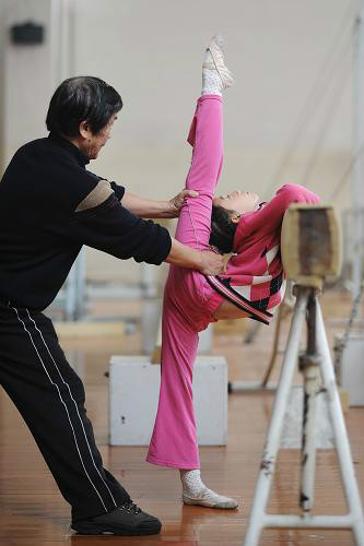  p>出生在成都市一户低保家庭的姚启凤,从小对舞蹈痴迷并颇有天赋.