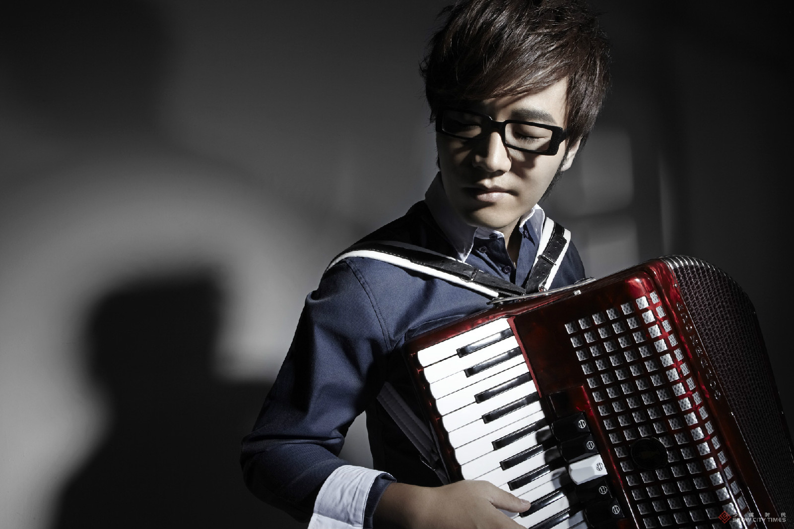  p>王铮亮,1977年11月30日出生于四川省成都市,中国内地男歌手,音乐