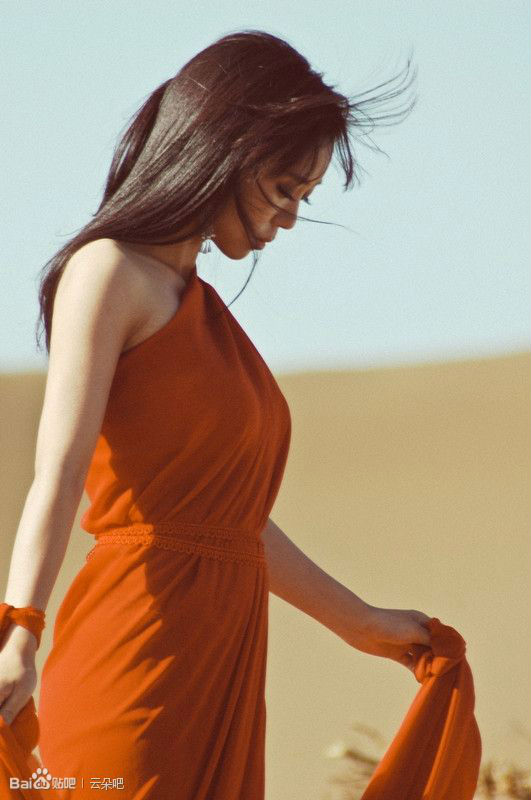  p>云朵,原名谢春芳,羌族,1987年2月7日出生于四川省阿坝藏族羌族自治