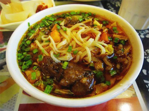  p>西北羊肉臊子面是用羊腿肉,番茄,冻豆腐等食材制作的菜品. /p>