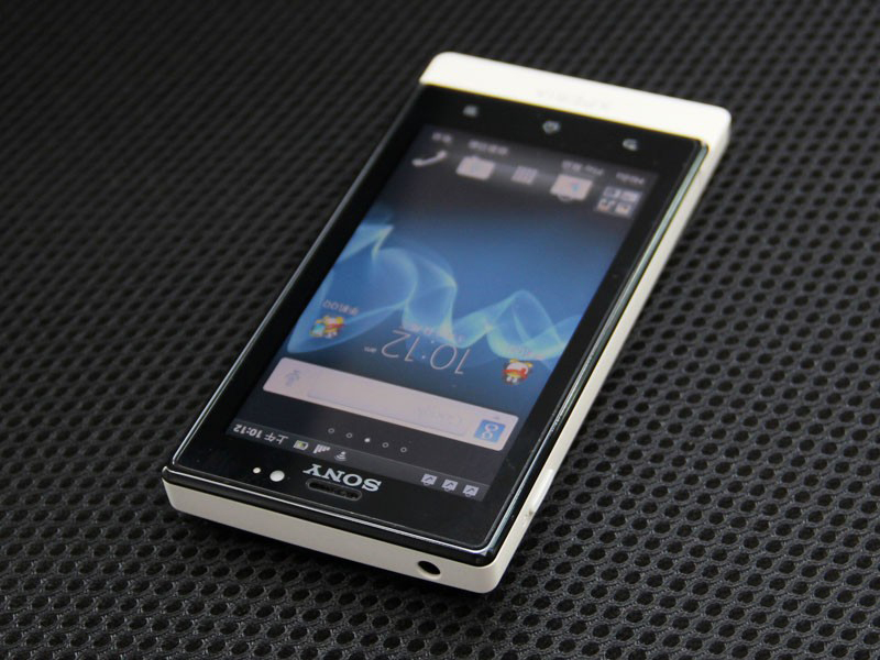 索尼2012年推出的一款中端 a target="_blank" href="/item/智能手机