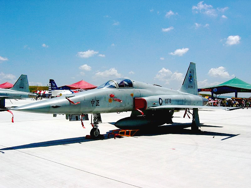 ii)是f-5a/b"自由战士"(freedom fighter)双发轻型战斗机的改进型,由