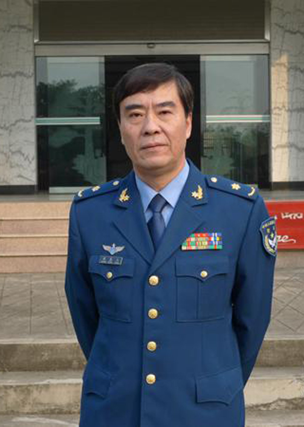 1972年入伍,历任空降兵某部班长,书记员,武汉军区空军政治部文工团