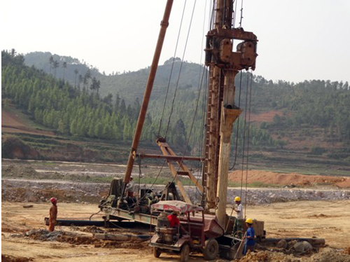沉入土中后,在套管内吊放钢筋骨架,然后边浇筑混凝土边振动或锤击拔管