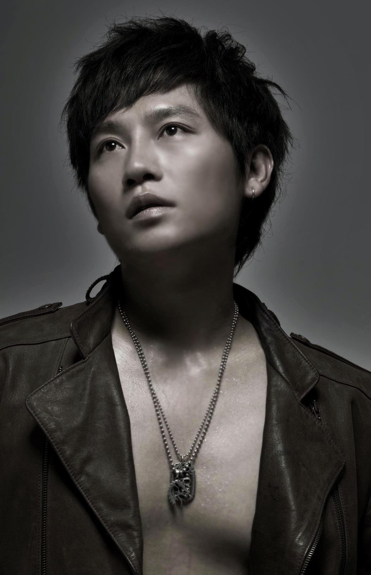 1976年5月2日出生于四川凉山彝族自治州甘洛县,中国内地男歌手