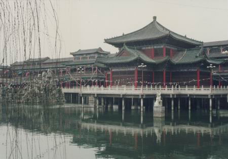  p>水上善园,又名善园,位于枣庄市滕州市区荆河路南侧,利用原游泳池