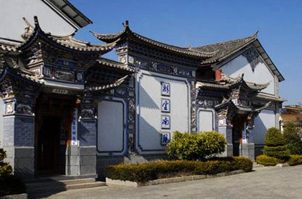  p>喜洲白族古建筑群,位于大理古城以北18公里处,东临洱海,西枕苍山