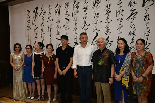 <p>与会嘉宾在师杰作品前合影