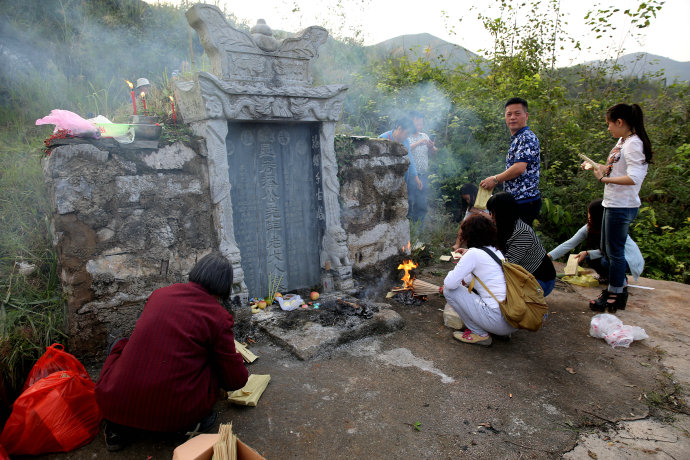 《清明节》是当代诗人 a target="_blank" href="/item/左河水/698154