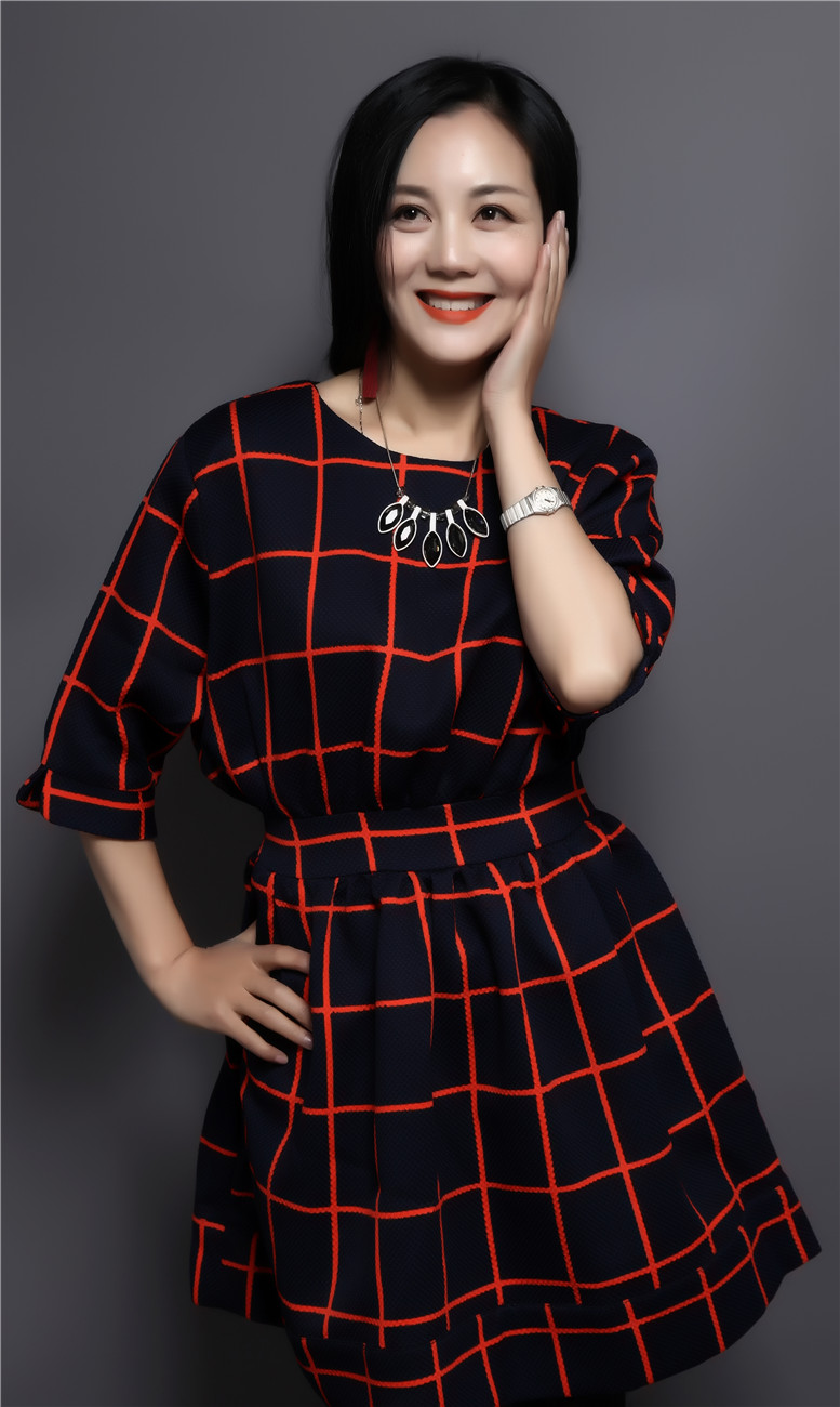 q">田淼( i>原名田静莹 /i>),1974年出生于山东青岛,中国内地女演员