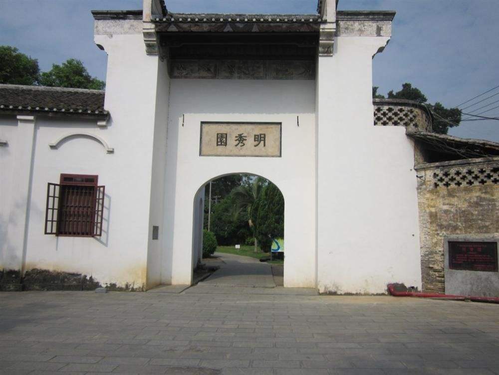  p>明秀园风景区位于广西南宁市武鸣区,原名富春园,三面环水,呈葫芦形