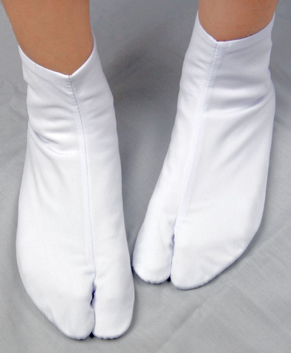  p>足袋,是古汉语称袜子,日本也吸收了这个名称,在11世纪时就有"足袋"