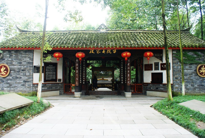  p>段家大院子又称段家老鸹林,是一座清代建筑风格的民居古迹.