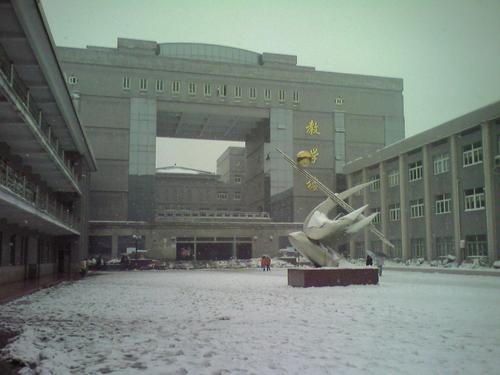  p>界首二中位于界首市芬格欣大道66号,现为阜阳市特色示范初中,是一