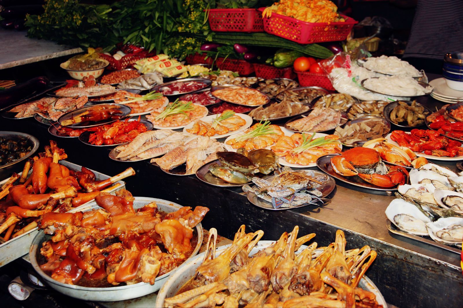  p>大排档在中国大中小城市皆可见到,与当地的繁荣发达或者贫穷落后全