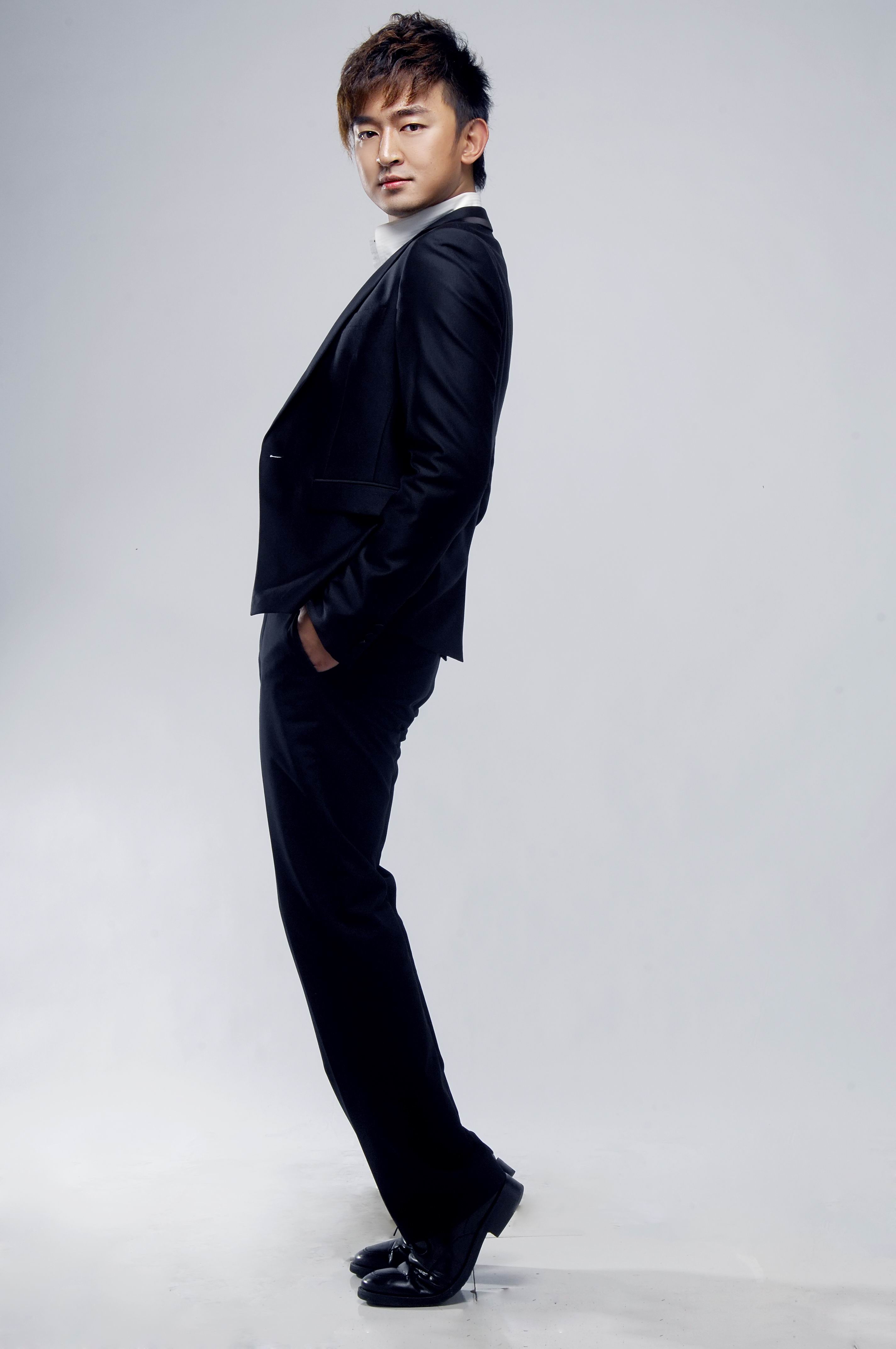 8bxn">曹洋,男,1982年5月10日出生,b型,身高186cm,中国内地男主持人