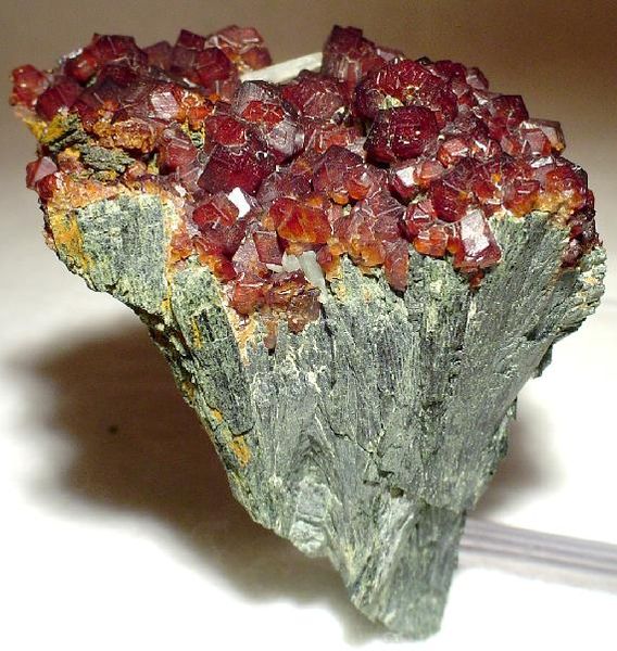  p>顽火辉石是 a href="#" data-lemmaid="4653749">斜方辉石 /a>族中