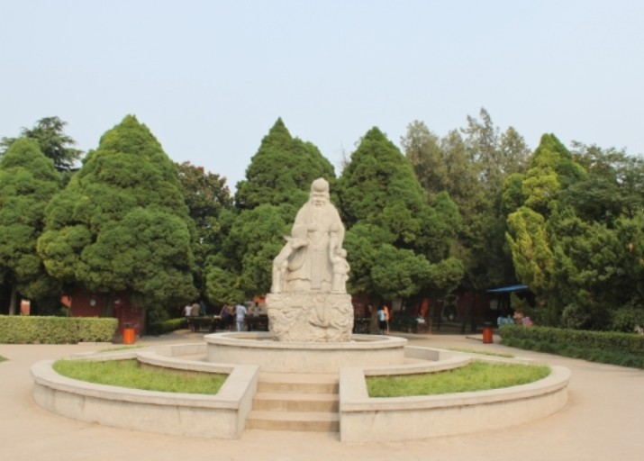  p>汤陵公园即商汤王墓,汤王是我国古代最有德行的圣君之一.