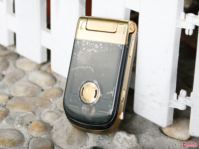  p>摩托罗拉a1600采用了"明"系经典的半透明翻盖式设计,机身尺寸为98.