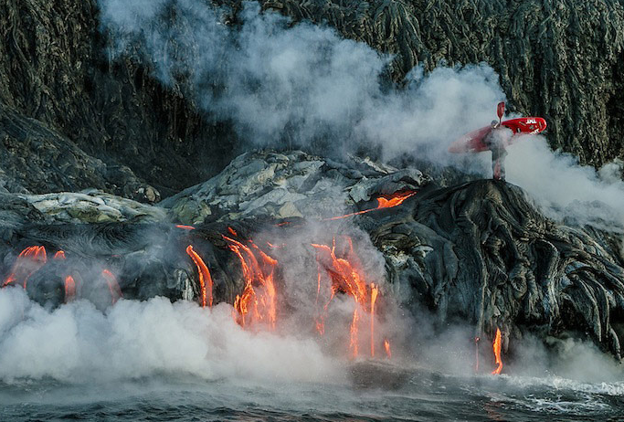  p>冒纳罗亚火山是夏威夷海岛上的一个活跃盾状活火山,山顶的大火山口