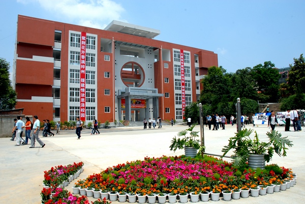  p data-id="gnx13cghy1">三台一中位于三台县梓锦新城开发区,建于