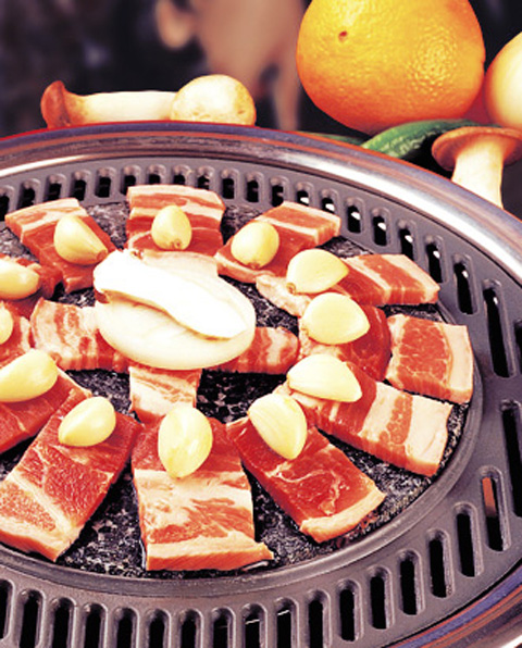  p>韩式烤肉是一道菜品,制作原料主要有正宗韩式烧烤腌料,牛肉,料酒等