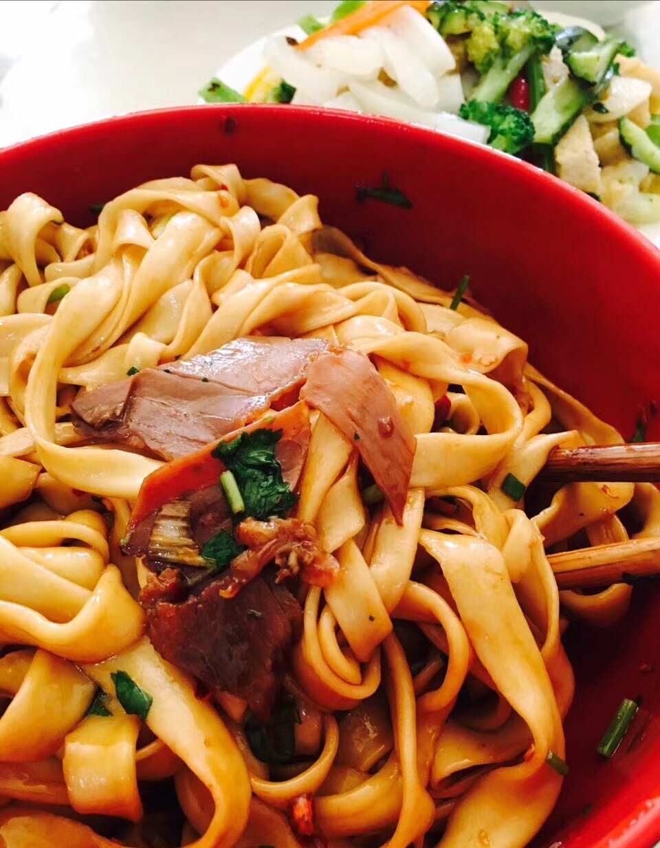  p data-id="gnaxdc2p4q">油泼面是山西,陕西很有特色的一种主食.