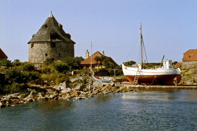  p>博恩霍尔姆岛(丹麦语:bornholm),是波罗的海西南部的一个岛屿,属