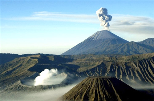  p>恩蓬火山位于印度尼西亚苏拉威西岛北部,海拔1340米,与洛孔火山是