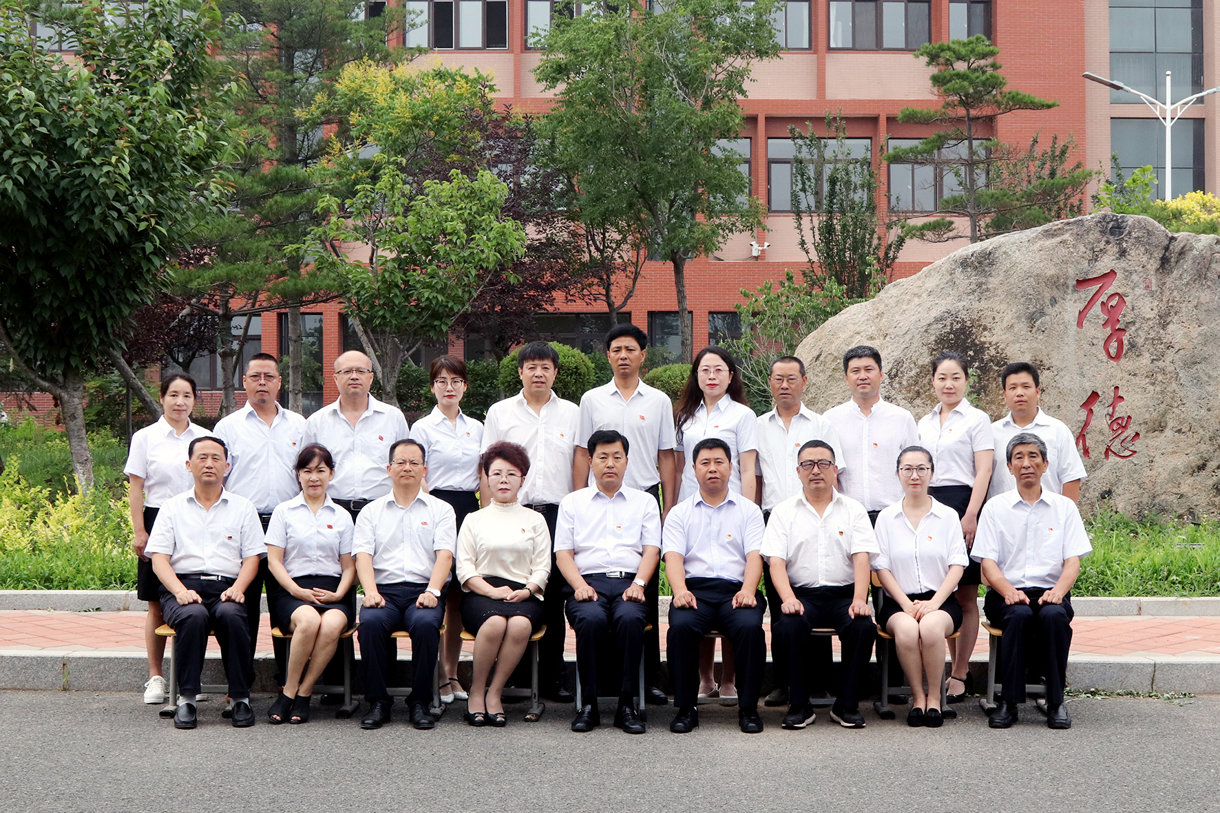 p>兴城市第二高级中学成立于1980年,是省级示范性高中,现已成为辽西