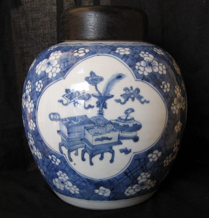 清康熙青花冰梅开光博古纹罐