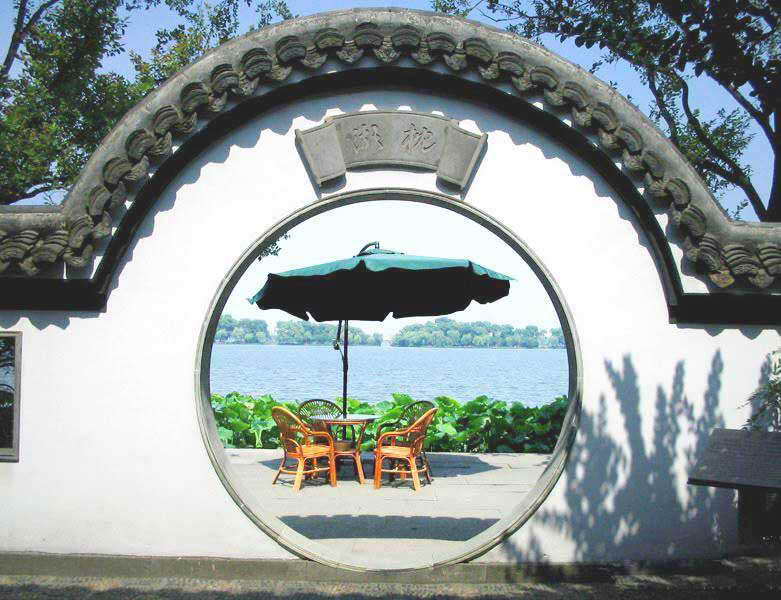  p data-id="go02d5zp8e">郭庄,是中国浙江杭州的园林之一,现为 a