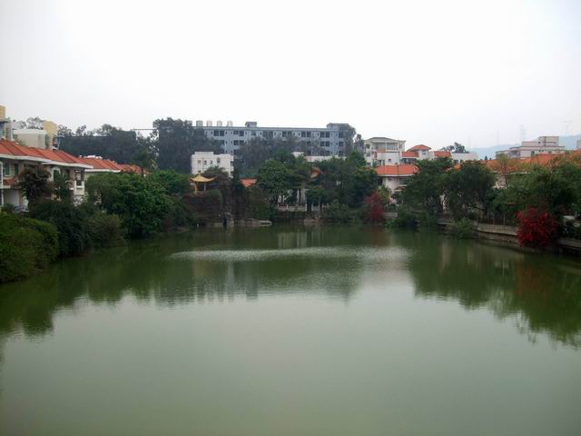 由"人工湖"及"人造山林"而著称"丽湖山庄",位于广东省东莞市厚街,虎门