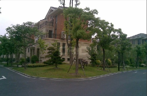  p>原野花园位于松江新城核心区域内,小区东,南紧邻横泾港,西至文涵路