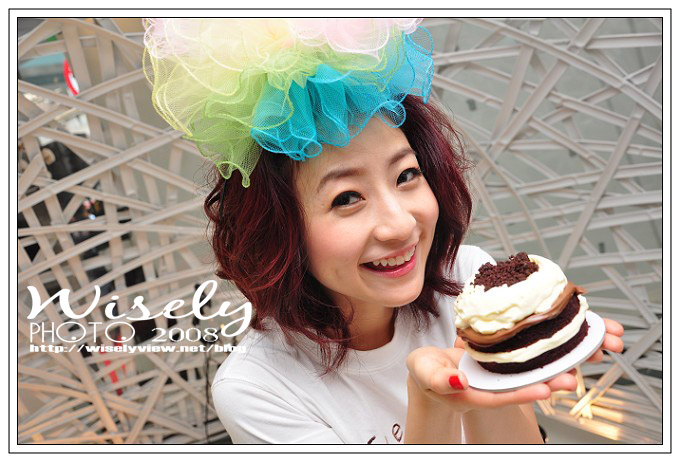  p>黄湘怡,出生于1980年12月17日,新加坡女歌手,台湾企业家.