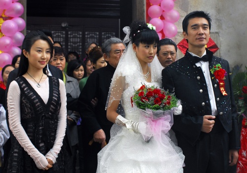 《红官窑》是李森执导,崔麟,张永胜编剧,李进荣,舒畅等主演的都市电视