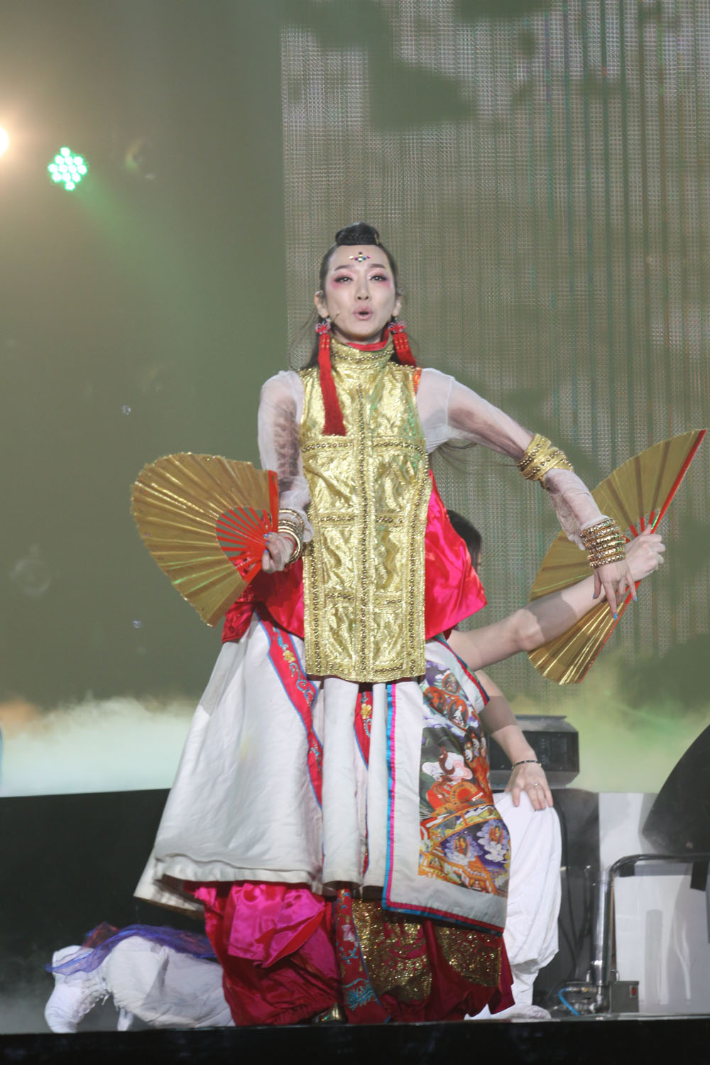  p>萨顶顶(sa dingding),原名周鹏,出生于河南省平顶山市,中国内地