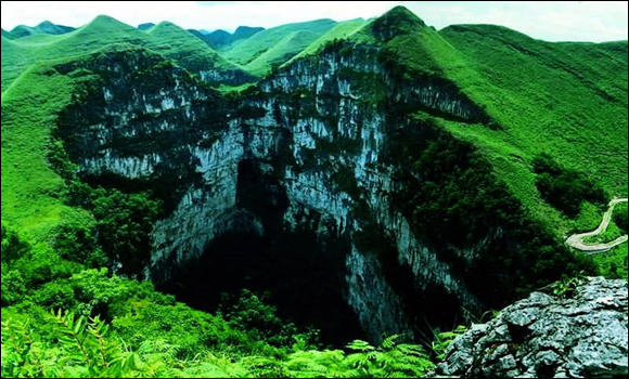 百色乐业大石围天坑