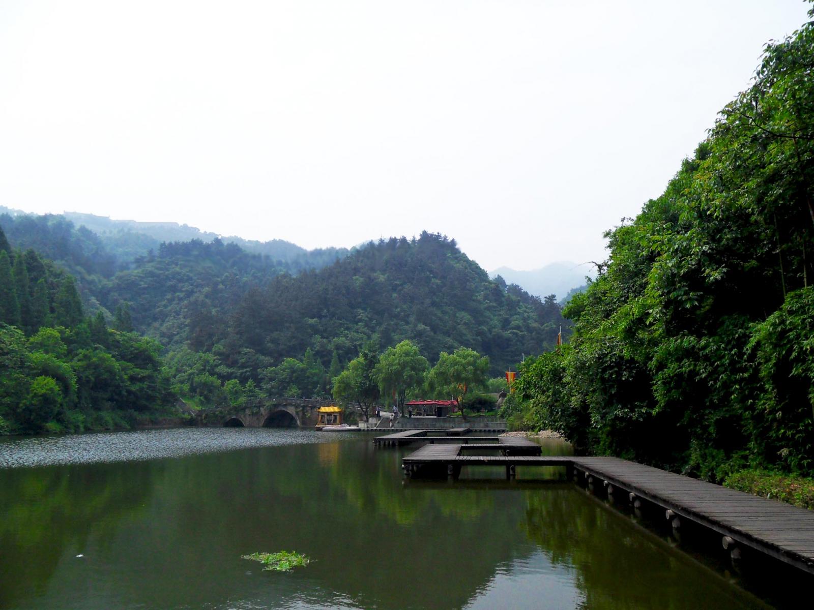  p>龙泉湖风景旅游区位于简阳西部龙泉山上,包括 b>花果山,百工堰