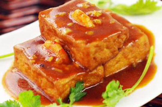 该菜品由无锡迎宾楼菜馆名厨刘俊英创制,选用无锡特产"小箱"豆腐烹制