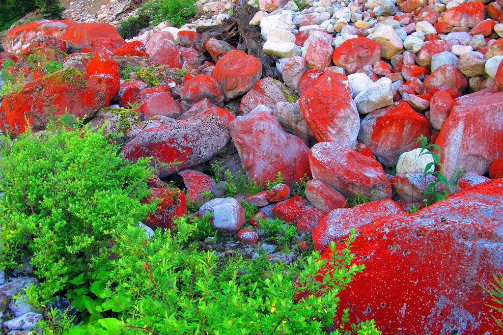  p>红石沟景区位于河北省邢台市沙河市中部丘陵区,綦村镇西左村红石沟