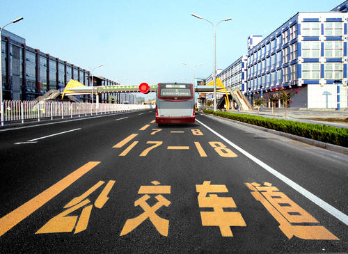  p> b>公交专用道 /b>属于专用路权的一种,在普通道路隔出专用线道,仅