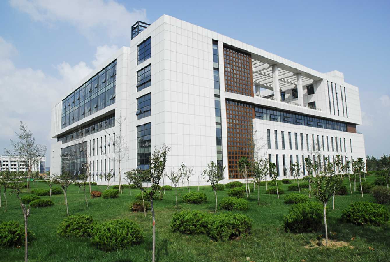 是一所以工为主,以轻工为特色,多学科协调发展的山东省省属骨干普通
