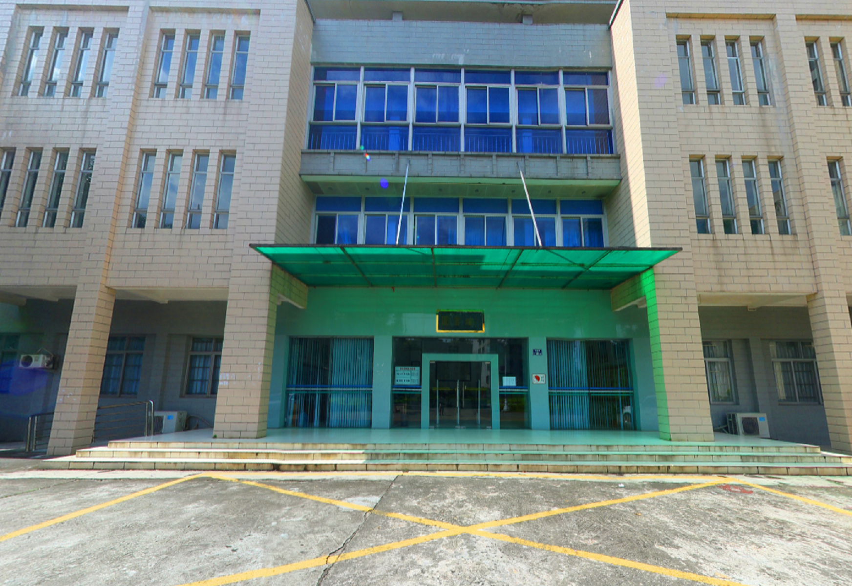  p>广东农工商职业技术学院位于广东省广州市,是一所全日制普通高等