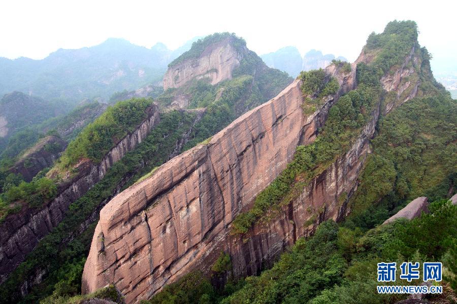  p>单面山(cuesta),又称半屏山,是一种地形,指一边极斜一边缓斜的山.