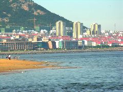  p>丰荟海映山庄位于荣成石岛省级旅游度假区,坐落在朝阳山南麓平缓的