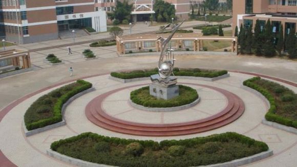  p>新余市第四中学是1988年4月经新余市委市政府批准成立,1989年开始