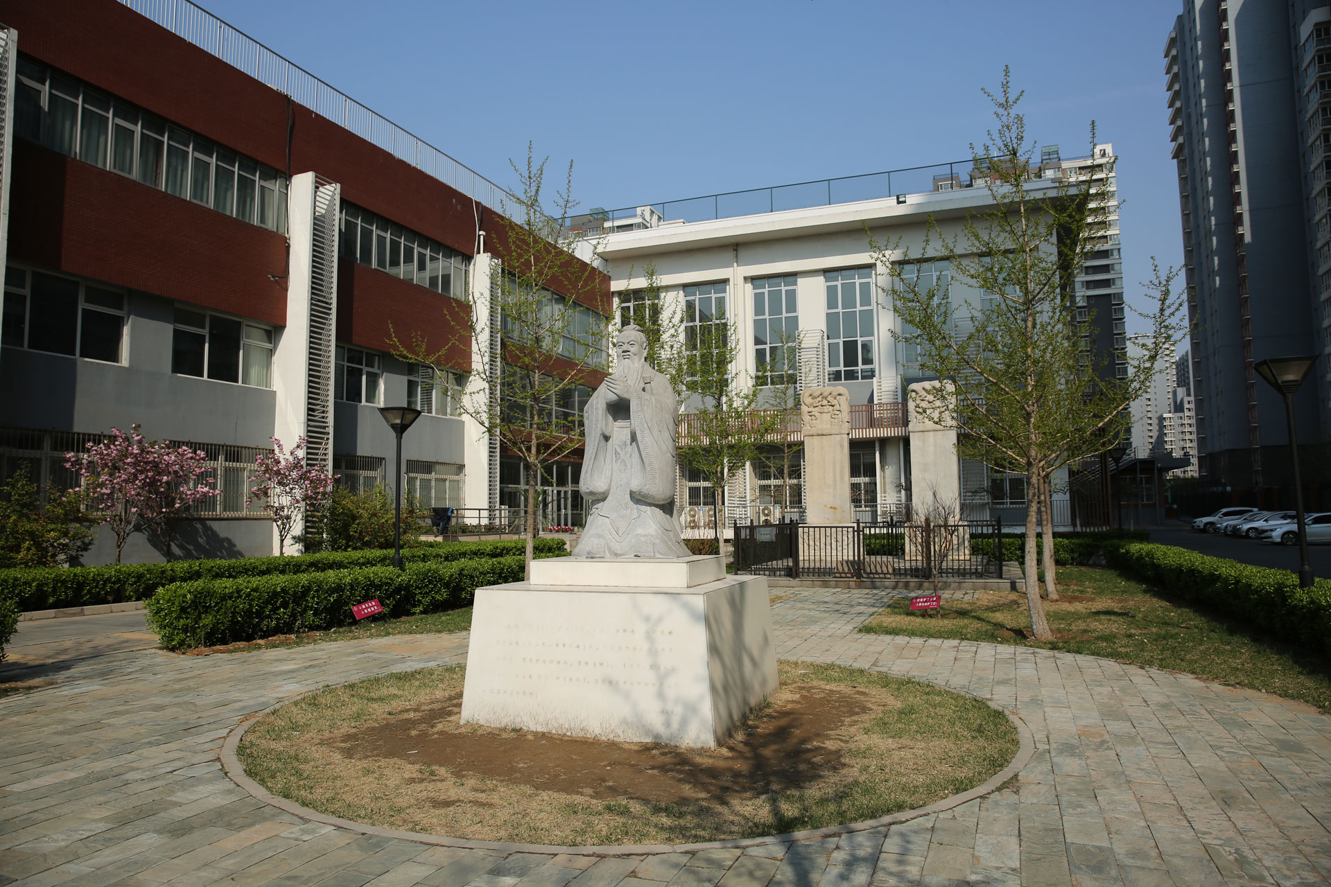  p>景山学校远洋分校于2007年9月建校,地处石景山区 a href="#" data