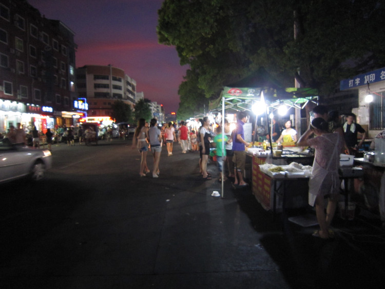 2002年迁至义乌铁东路,先属稠江街道兴业社区管辖,贝村夜市位于义乌铁