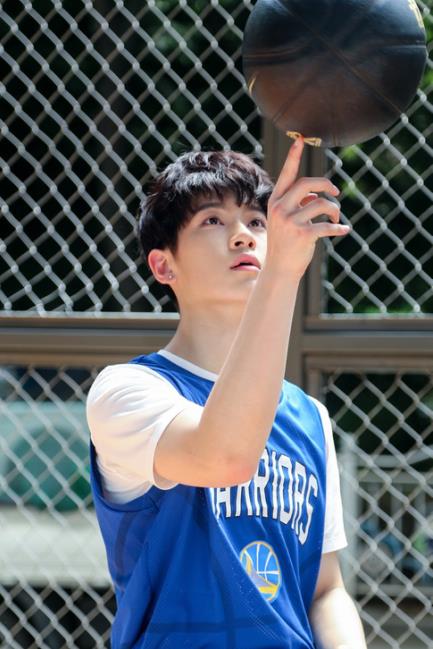  p data-id="gnbikvjs6v">汪佳辰,2000年4月5